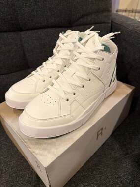 On THE ROGER Clubhouse Mid White Green Sneakers Size 9.5M